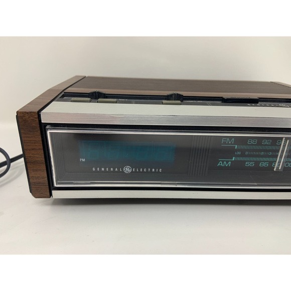 Vintage General Electric Alarm Clock Radio Walnut Wood Finish Tested 7-4685A - Picture 2 of 9